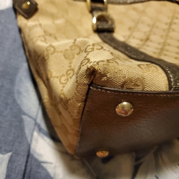 SOLD Authentic Gucci Medium Handbag - Picture 4 of 11